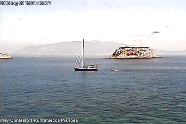 La barca a vela davanti a Pianosa