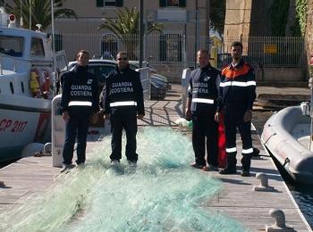 La rete sequestrata a Pianosa dalla Capitaneria