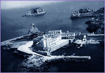 Il porto di pianosa, sullo sfondo la Scoletta