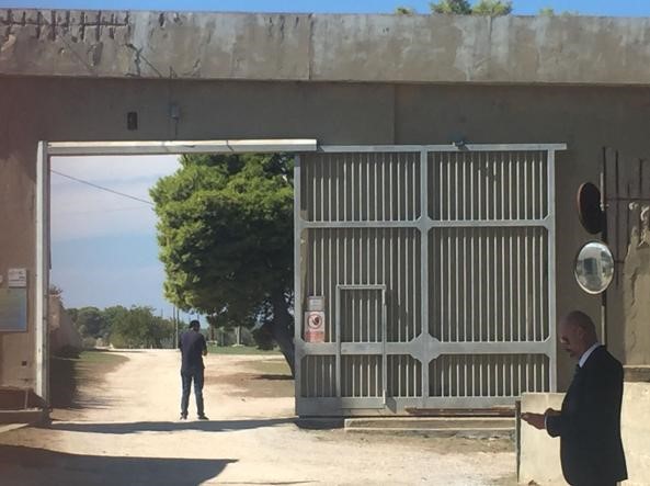 Il cancello del carcere di Pianosa