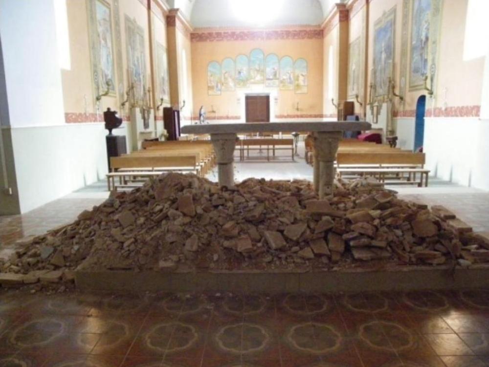 il degrado nella chiesa di San Gaudenzio