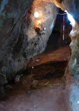 prime operazioni di scavo all'interno della grotta