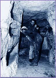 Anni 70', ricercatori all'opera nella catacomba